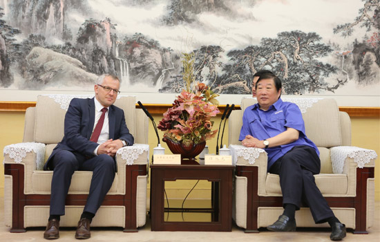 Weichai Chairman  Meets with FEV CEO  to Deepen Technical Cooperation 